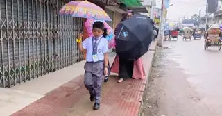 গুঁড়িগুঁড়ি বৃষ্টিতে বিপর্যস্ত কুষ্টিয়ার জনজীবন